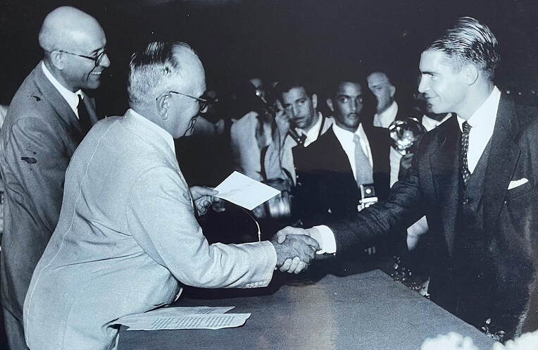 Caciporé recebendo o prêmio “ Viagem à Europa” - I Bienal Internacional de SP 